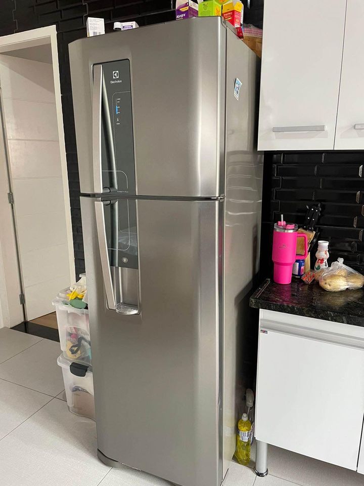 Geladeira Electrolux Frost Free 382L duplex aço inox em perfeito estado - Imagem 1
